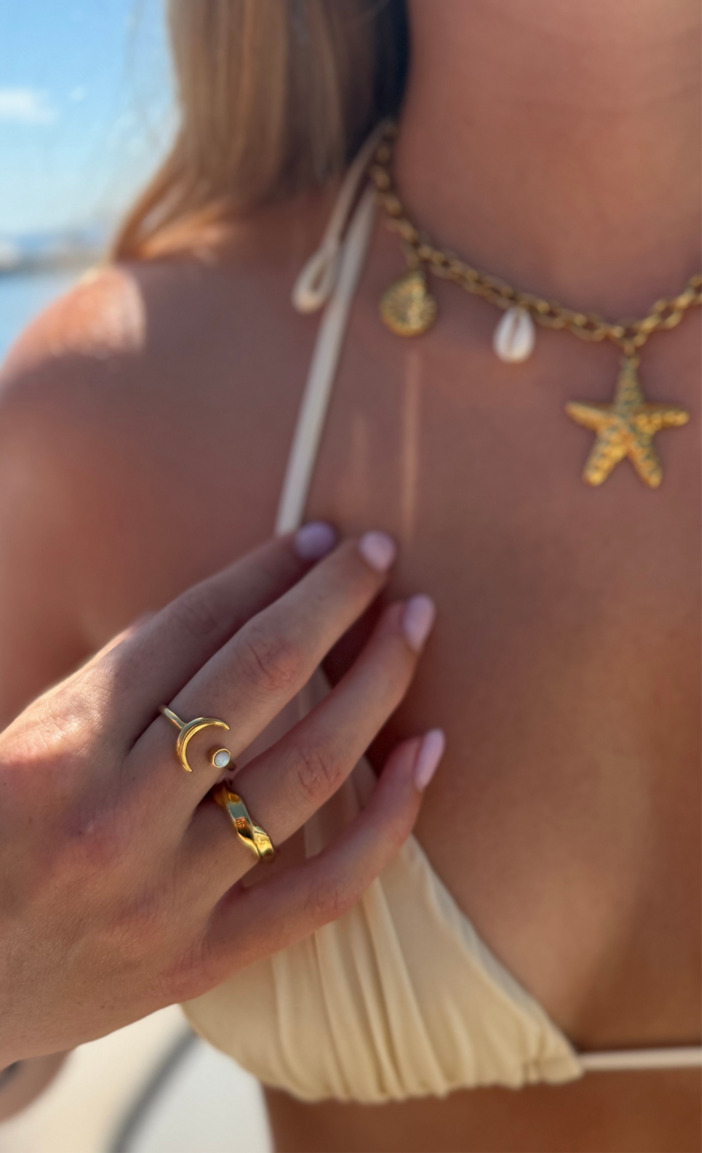 Nova Opal Ring gold am Finger kombiniert mit anderen Ringen