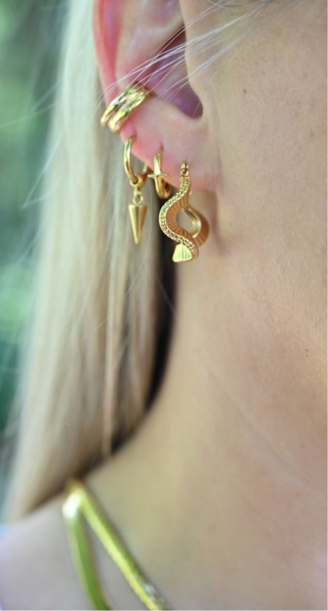 Velora Hoops getragen am Ohr – Goldfinish