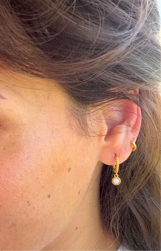 Aveline Hoops Creolen aus 18K vergoldetem Edelstahl filigran getragen am Ohr