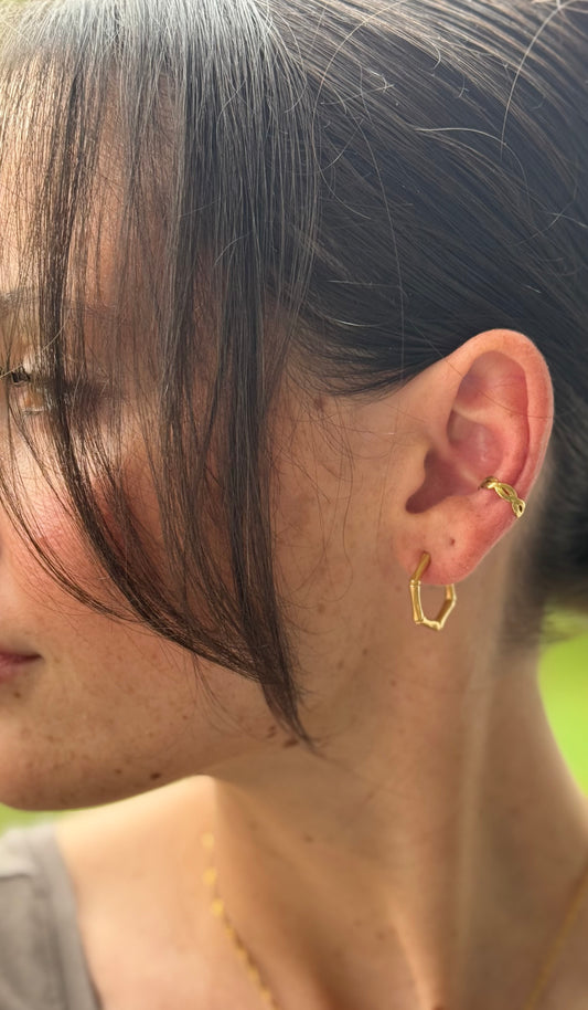 Bamboo Hoops goldene Creolen getragen – Bambusstruktur inspiriert von Natur