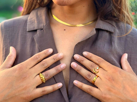 Spira Ring gold getragen am Finger