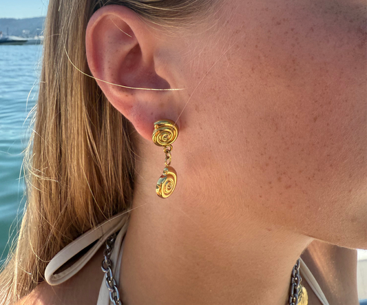 Aurea Swirl goldene Ohrringe getragen – Spiralmuster inspiriert vom Meer
