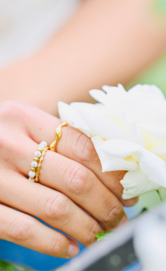 Aurea Wave goldener Ring getragen – Wellenprofil in Größe 53-58