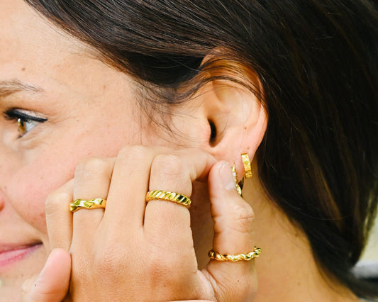 Aurea Star goldene Creolen getragen – graviertes Design