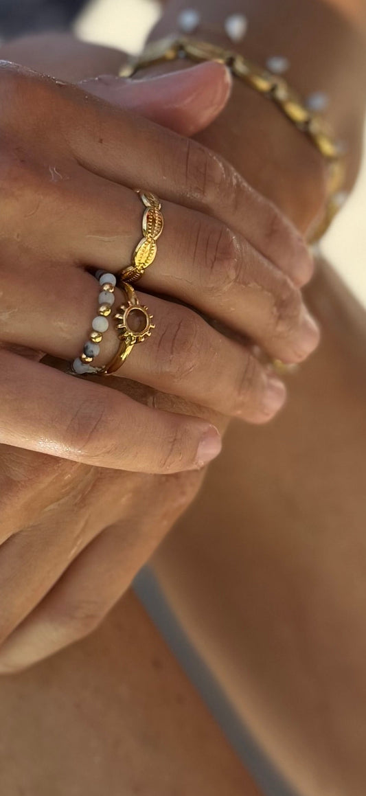 Goldring am Finger, inspiriert von Sonne, Schmuck für Damen
