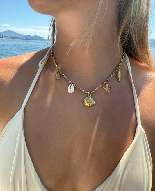 Aurelia Charm goldene Kette getragen – maritime Charms am Hals