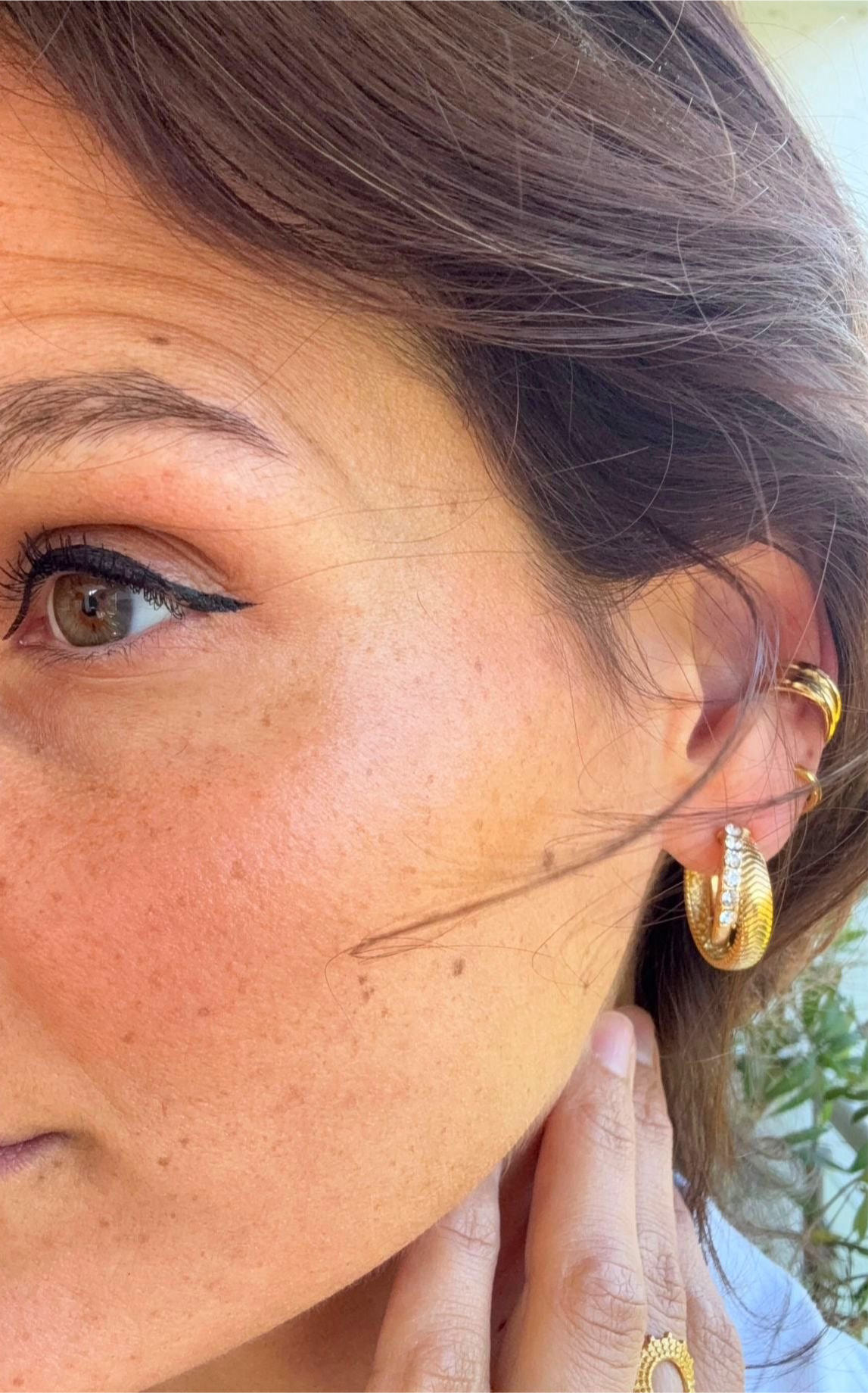 Nova Luxe goldene Hoops mit Zirkonia-Details getragen am Ohr