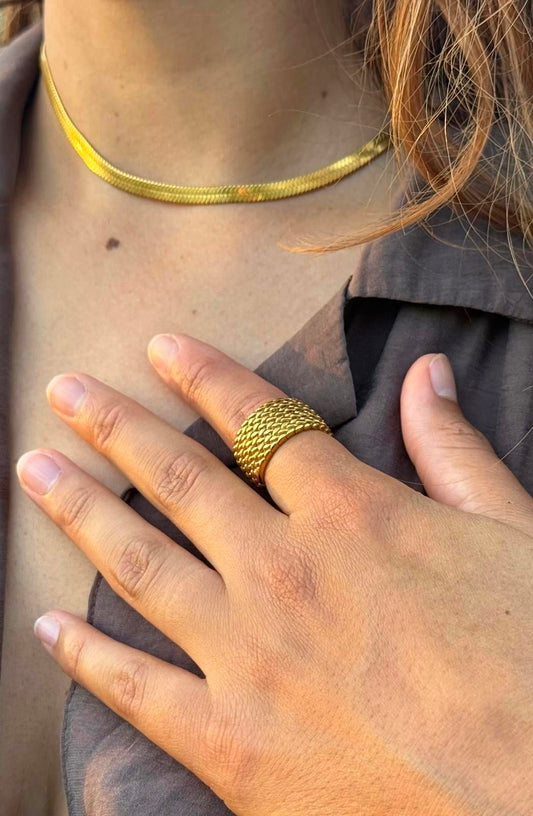 Hera Bone Halskette gold getragen am Hals