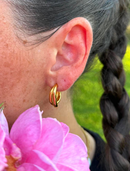 Elara Hoops goldene Creolen getragen – sanft gedreht
