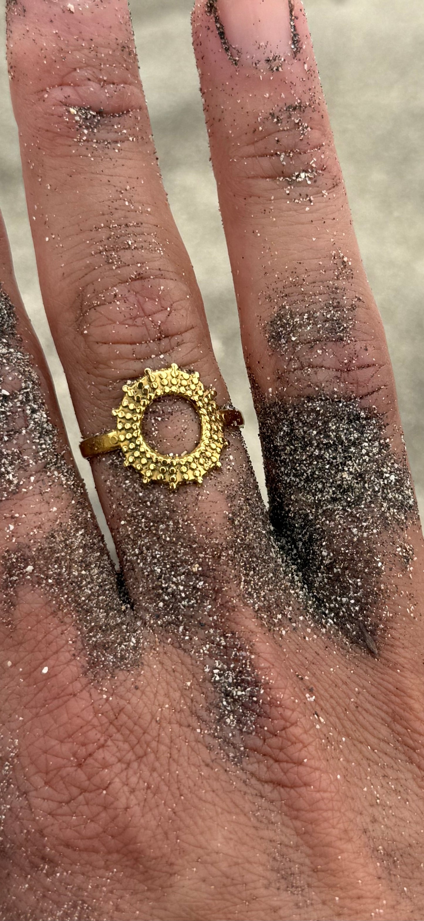 Surya Ring – goldener Sonnenring, inspiriert von der indischen Sonnengöttin