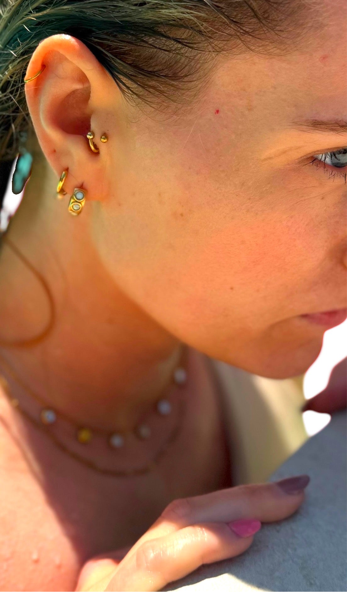 Lunelle Hoops goldene Creolen mit Opalsteinen getragen am Ohr