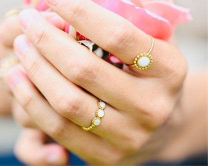 Celeste Ring am Finger mit femininem, himmlischem Design
