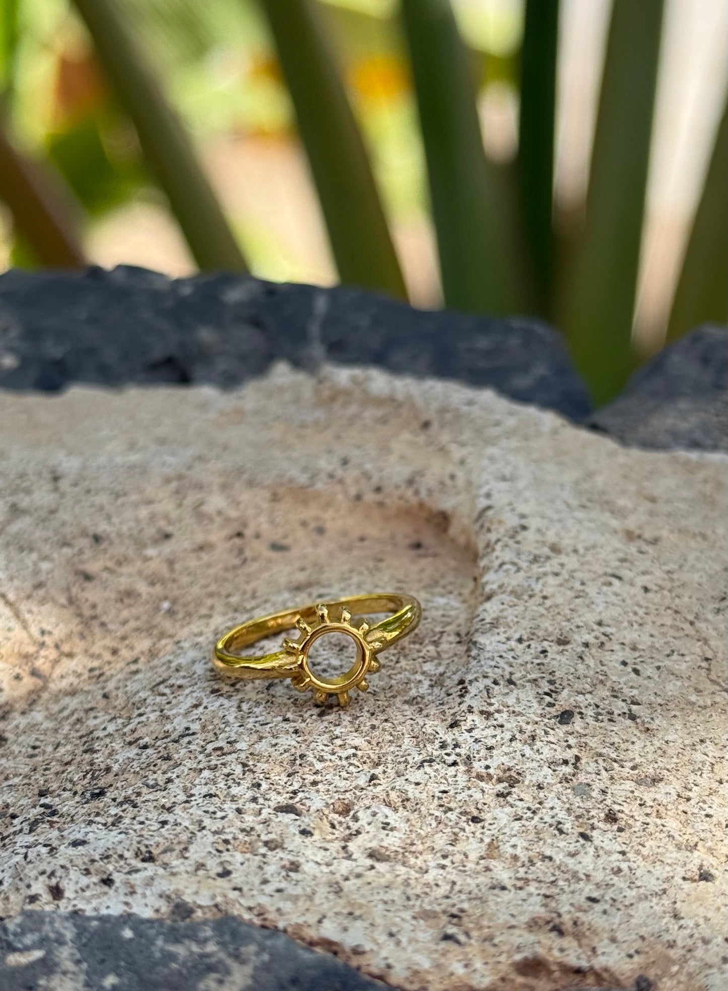 Solea Ring – goldener Sonnenring voller Leuchtkraft