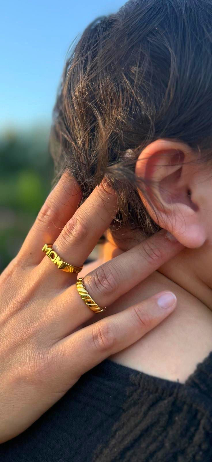 Eleganter Goldring am Finger, inspiriert von Riviera-Stil
