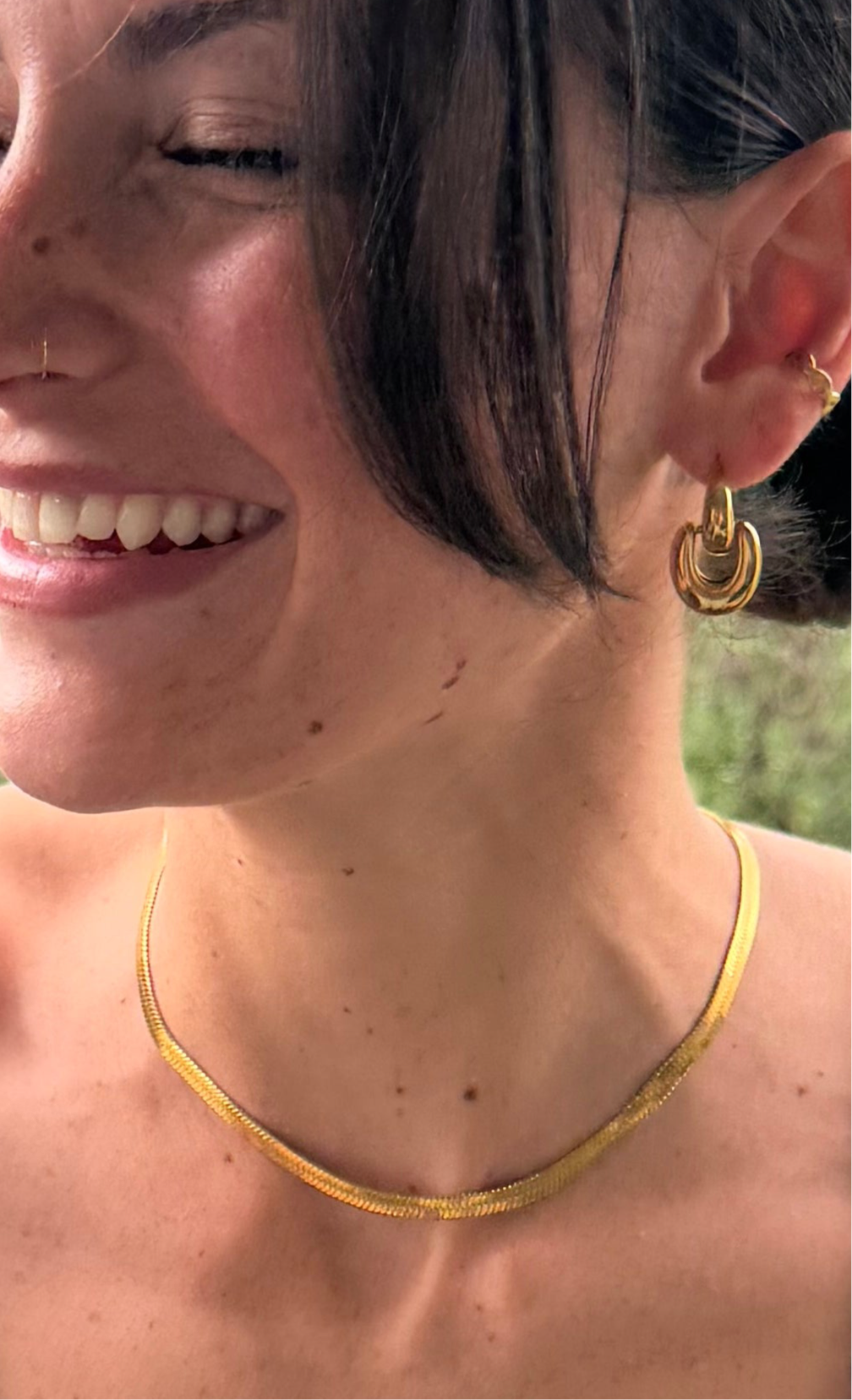 Hera Bone Halskette gold in Kombination mit anderen Schmuckstücken
