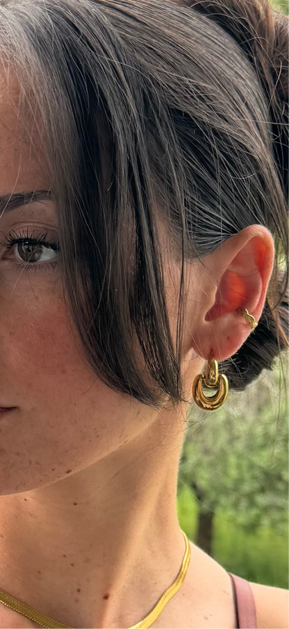 Luna Twist Hoops goldene Creolen getragen – sanft gedreht