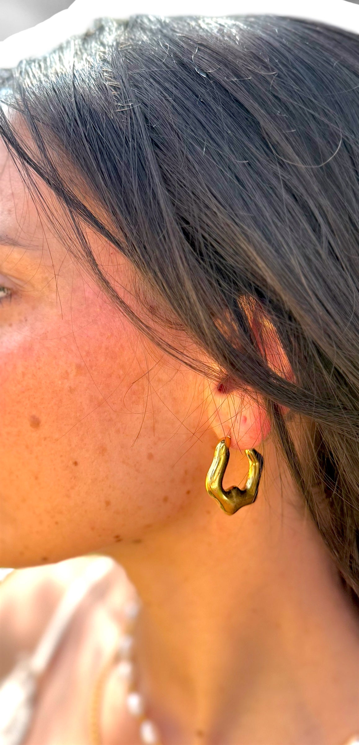 Melt Hoops Ohrringe gold getragen am Ohr