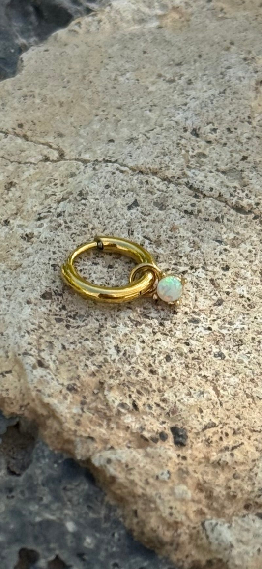 Ophelia Hoops – vergoldete Mini-Creolen mit synthetischem Opal, wasserdicht