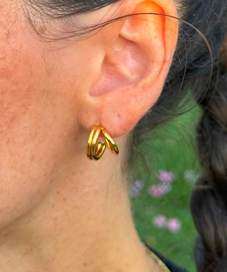 Vinea Hoops gold getragen am Ohr
