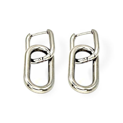 Dualink Hoops Creolen Edelstahl silberfarben getragen
