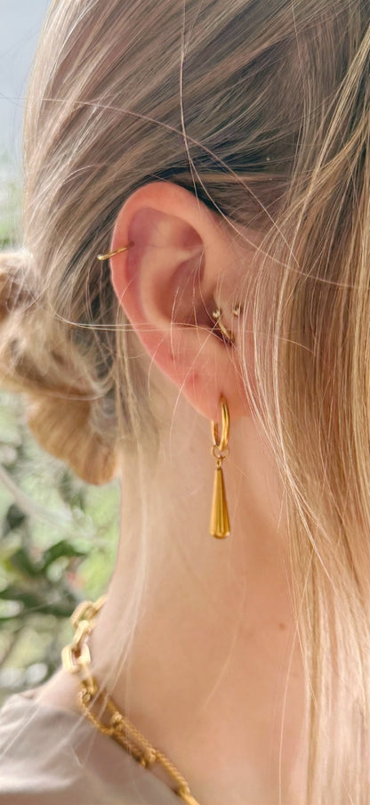 Linéa Drop goldene Tropfen-Ohrringe getragen am Ohr