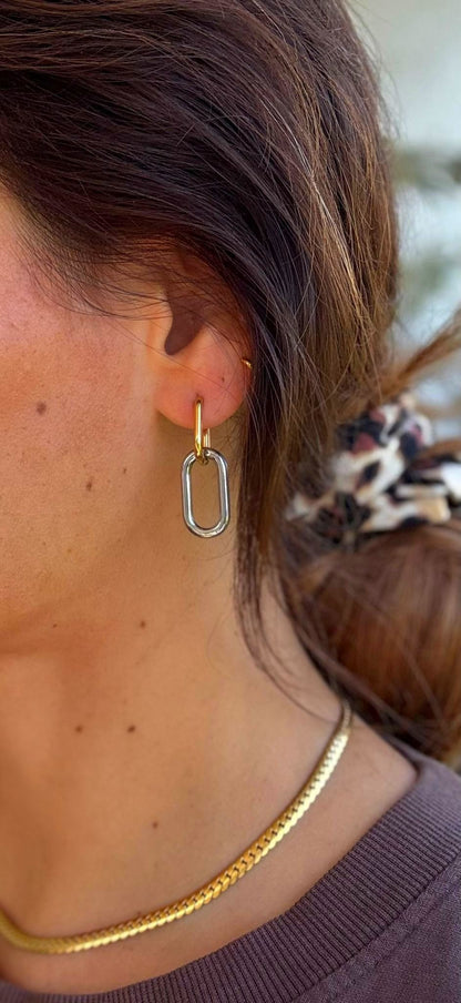 Dualink Hoops zweifarbige Creolen Gold & Silber am Ohr getragen