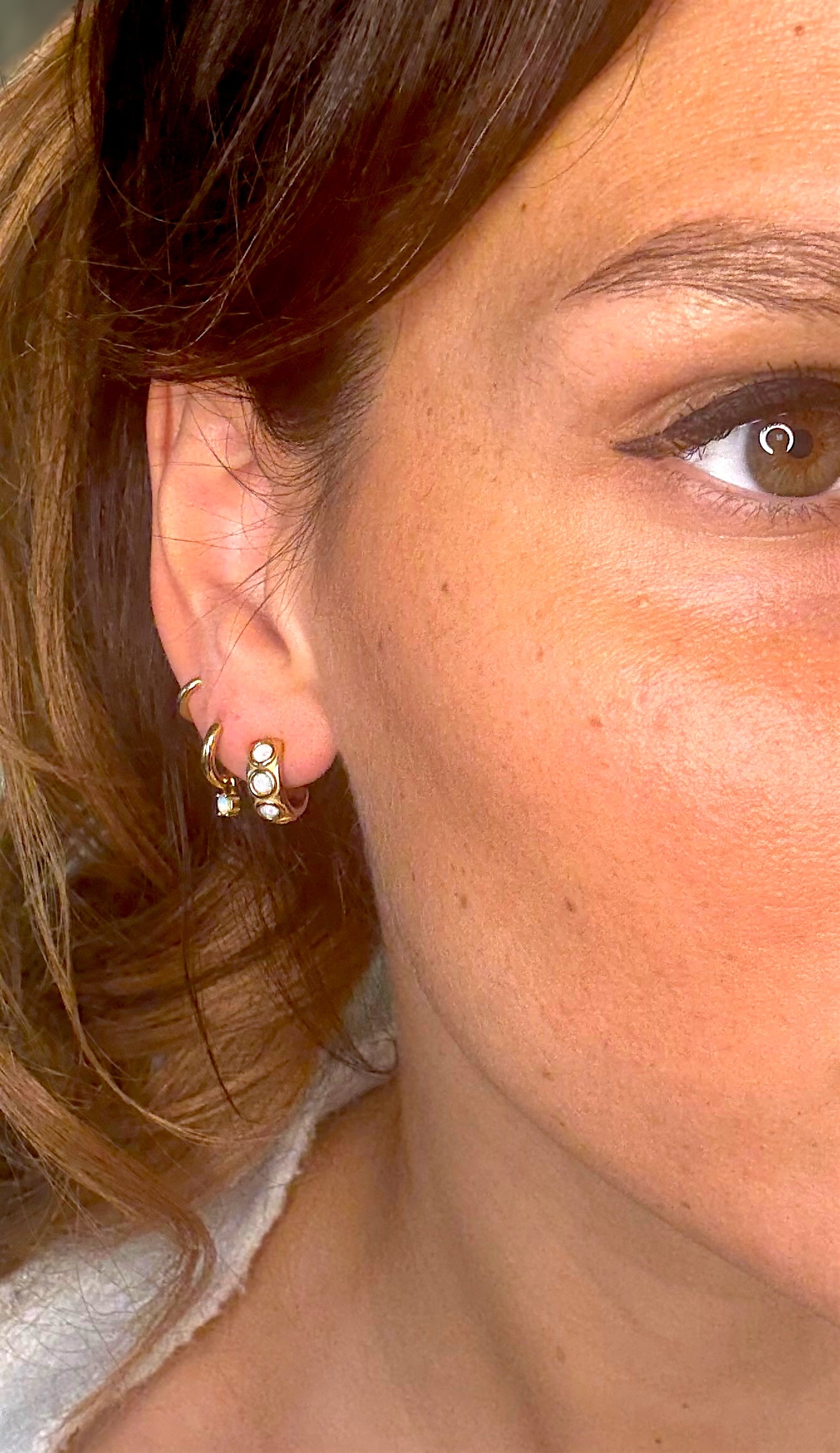 Lunelle Hoops – goldene Mini-Creolen mit synthetischem Opal, wasserdicht