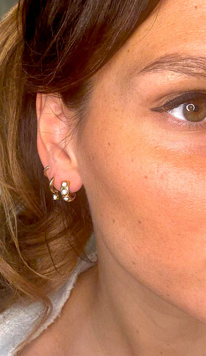 Lunelle Hoops – goldene Mini-Creolen mit synthetischem Opal, wasserdicht