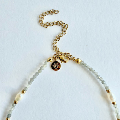 Nahaufnahme Perlen und Natursteine