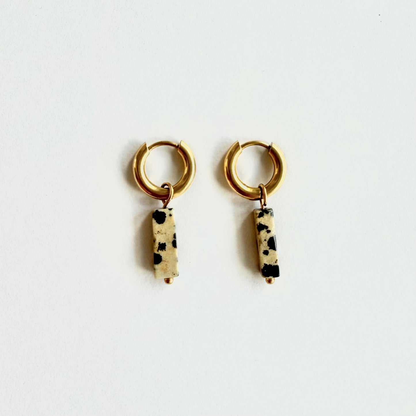 Dalmatia Hoops – vergoldete Creolen mit Naturstein-Look, wasserdicht