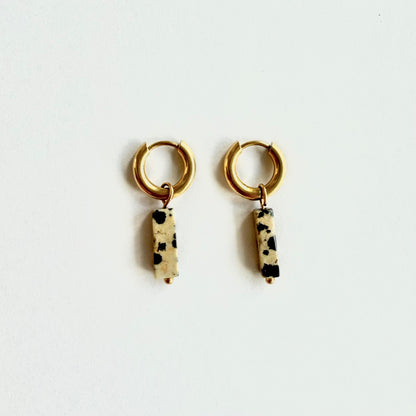 Dalmatia Hoops – vergoldete Creolen mit Naturstein-Look, wasserdicht