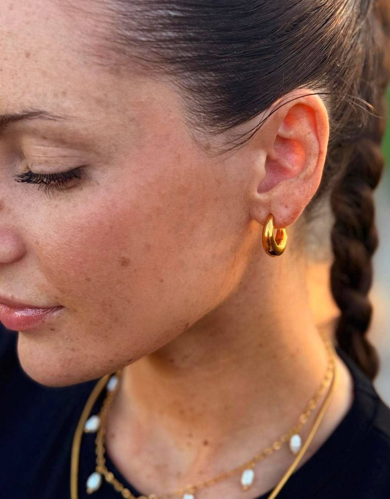 Cava Hoops goldene Creolen getragen – sanft gerundet
