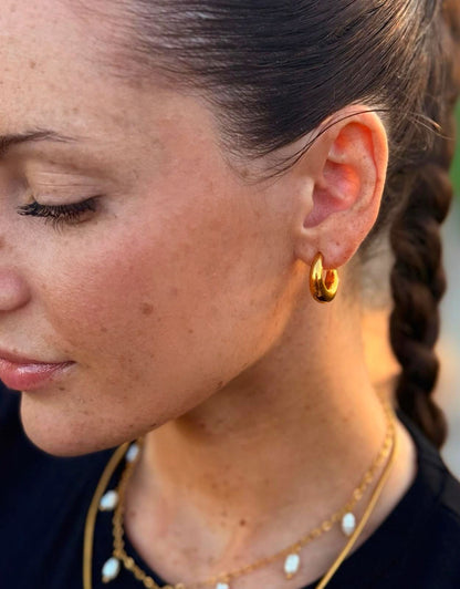 Cava Hoops goldene Creolen getragen – sanft gerundet
